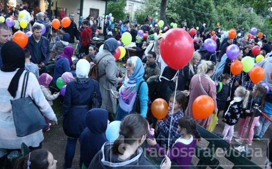 Ramazanska radost na Žutoj tabiji: Najmlađe Sarajlije pustile balone u zrak 